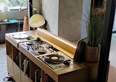 Découvrez un meuble DJ stylé par Creaboa, expert en agencement sur-mesure à Villeneuve-lès-Avignon. Transformez votre espace avec notre mobilier créatif et fonctionnel, parfait pour les passionnés de musique.