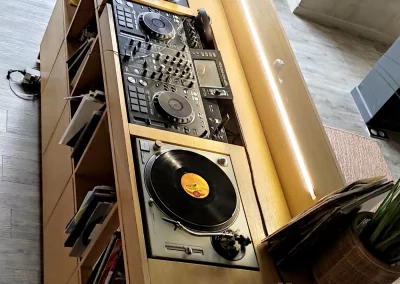 Découvrez un meuble DJ stylé par Creaboa, expert en agencement sur-mesure à Villeneuve-lès-Avignon. Transformez votre espace avec notre mobilier créatif et fonctionnel, parfait pour les passionnés de musique.